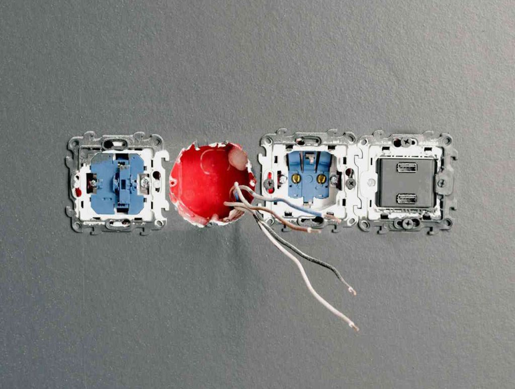 Instalacja elektryczna w trakcie napraw