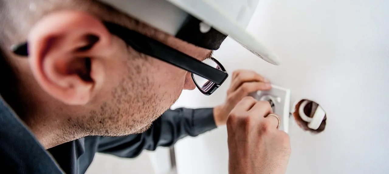 profesjonalny elektryk podczas pracy