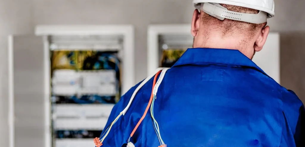 elektryk serwisujący instalację elektryczną