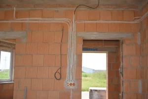 Instalacja elektryczna w nowym domu – jak dobrze zaplanować gniazdka, oświetlenie i zabezpieczenia?